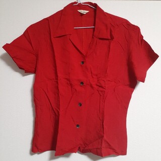 トランスコンチネンツ(TRANS CONTINENTS)の古着　TRANS CONTINENTS トランスコンチネンツ 赤色　半袖　シャツ(シャツ/ブラウス(半袖/袖なし))
