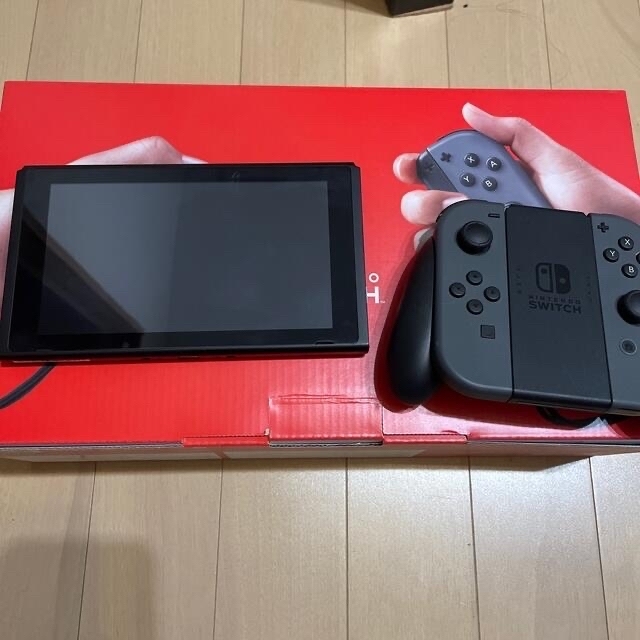 Nintendo Switch グレー&ゲームキューブコントローラー1個アダプタ エンタメ/ホビーのゲームソフト/ゲーム機本体(家庭用ゲーム機本体)の商品写真