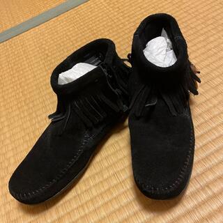 ミネトンカ(Minnetonka)の【新品未使用】ミネトンカ　ショートブーツ　黒　サイズ6(ブーツ)