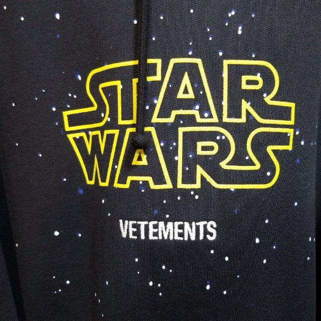 Balenciaga(バレンシアガ)の【美品】 VETEMENTS STARWARS刺繍ロゴパーカーM　黒 メンズのトップス(パーカー)の商品写真