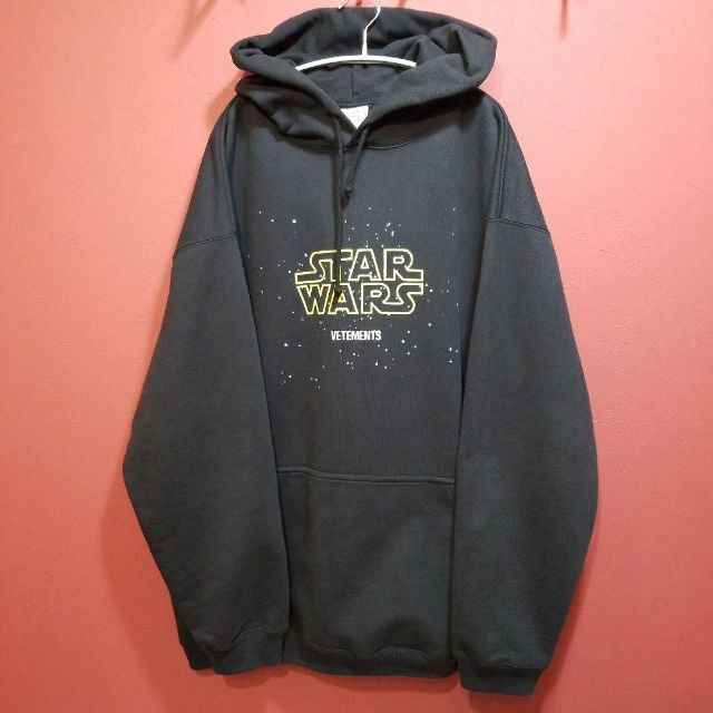 Balenciaga(バレンシアガ)の【美品】 VETEMENTS STARWARS刺繍ロゴパーカーM　黒 メンズのトップス(パーカー)の商品写真