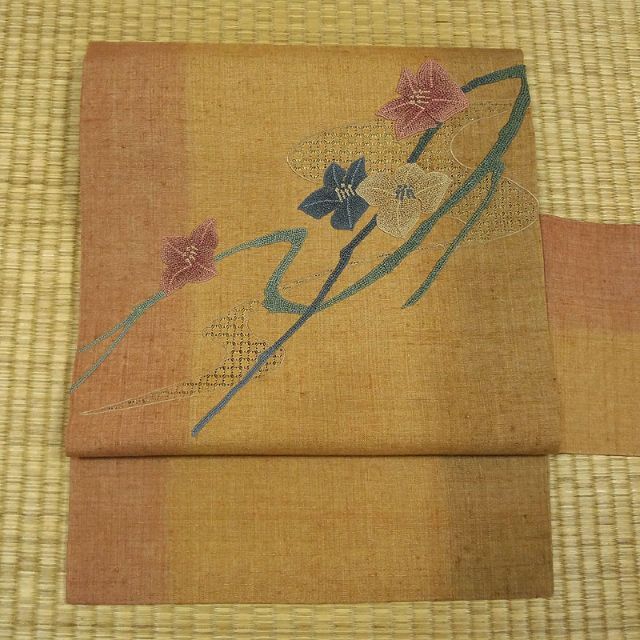 黄土色のぼかしに花の刺繍　紬調の名古屋帯