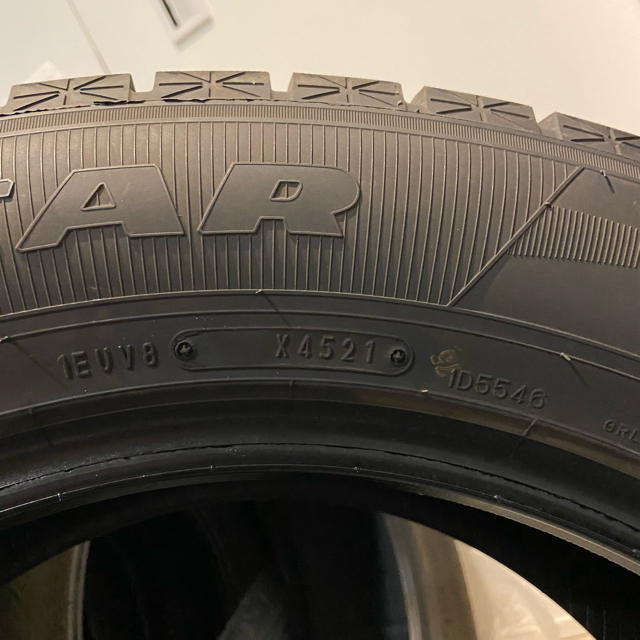 Goodyear(グッドイヤー)の265 55R 19 スタッドレスタイヤ 自動車/バイクの自動車(タイヤ)の商品写真