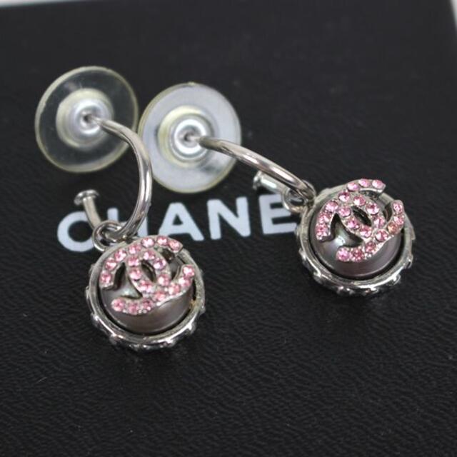 CHANEL(シャネル)のシャネル ピアス CHANEL ココマーク　ラインストーン　ピアス　フープ　グレ レディースのアクセサリー(ピアス)の商品写真