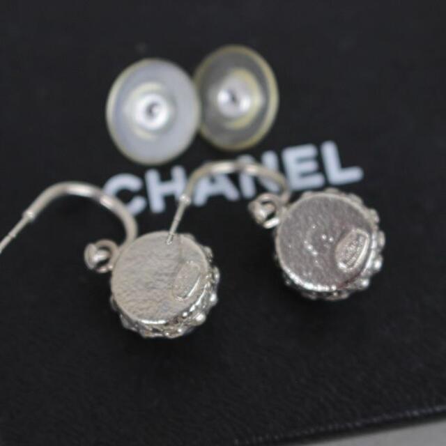 CHANEL(シャネル)のシャネル ピアス CHANEL ココマーク　ラインストーン　ピアス　フープ　グレ レディースのアクセサリー(ピアス)の商品写真