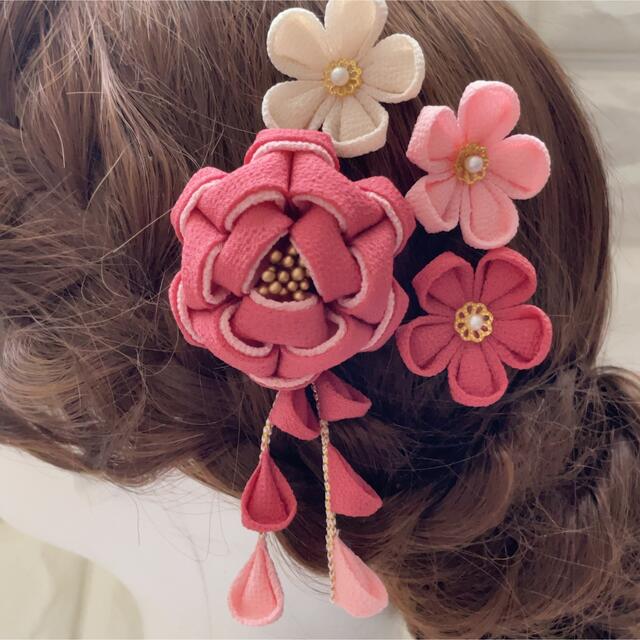 カメリア つまみ細工髪飾り  銀紅ピンク ハンドメイドのアクセサリー(ヘアアクセサリー)の商品写真