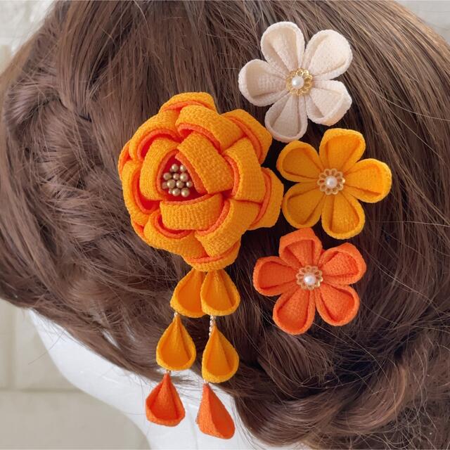 カメリア つまみ細工髪飾り オレンジ ハンドメイドのアクセサリー(ヘアアクセサリー)の商品写真