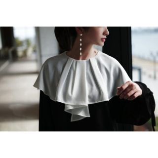 チェスティ(Chesty)の【美品】akiki cape blouse black × white 完売品(シャツ/ブラウス(長袖/七分))