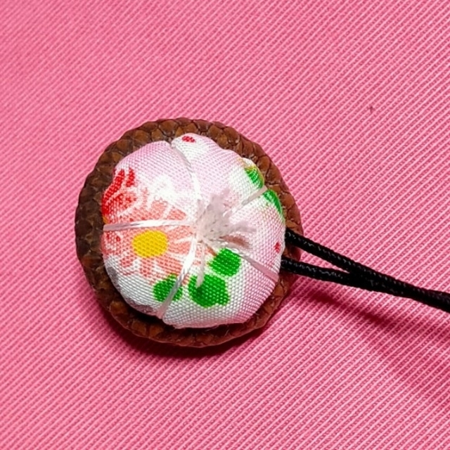 キ お花の根付け うめ縫い 生地と紐は正絹 ハンドメイドのアクセサリー(キーホルダー/ストラップ)の商品写真