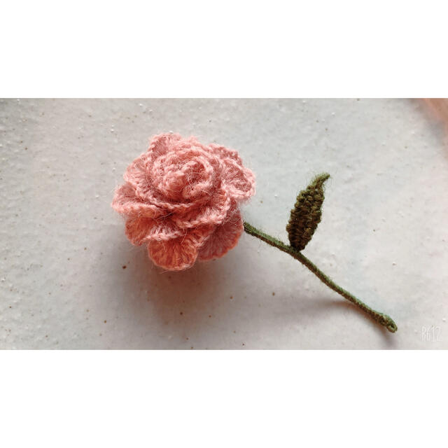 お花のブローチ　薔薇ブローチ　立体刺繍ブローチ レディースのアクセサリー(ブローチ/コサージュ)の商品写真