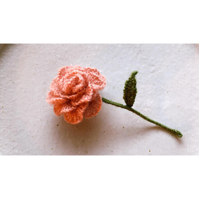 お花のブローチ　薔薇ブローチ　立体刺繍ブローチ レディースのアクセサリー(ブローチ/コサージュ)の商品写真