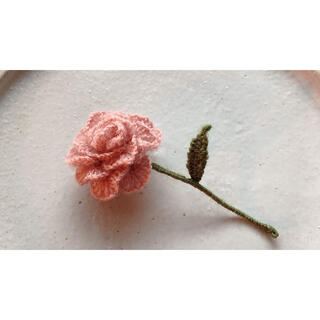 お花のブローチ　薔薇ブローチ　立体刺繍ブローチ(ブローチ/コサージュ)