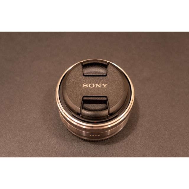 SONY(ソニー)のソニー Eマウントレンズ SEL16F28 E 16mm F2.8 パンケーキ スマホ/家電/カメラのカメラ(レンズ(単焦点))の商品写真