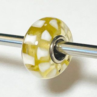 trollbeads トロールビーズ レアカラーチェス クリアイエローホワイト(チャーム)