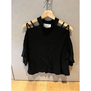 マメ(mame)のマメ　クロゴウチ　オフショルダー　トップス　黒半袖(Tシャツ(半袖/袖なし))