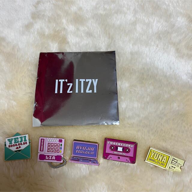 ITZY(イッチ)のit'sitzy ピンバッジ　コンプ エンタメ/ホビーのタレントグッズ(アイドルグッズ)の商品写真