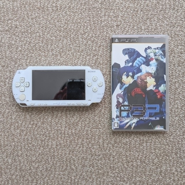 SONY(ソニー)の【匿名配送】PSP1000 動作確認済!充電コードとペルソナ3のソフトつき! エンタメ/ホビーのゲームソフト/ゲーム機本体(携帯用ゲーム機本体)の商品写真