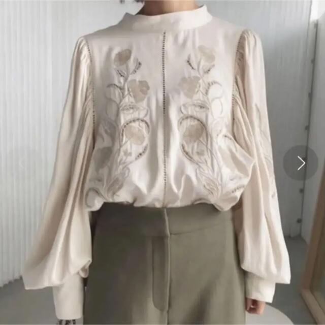 EMBROIDERY PUFF BLOUSE