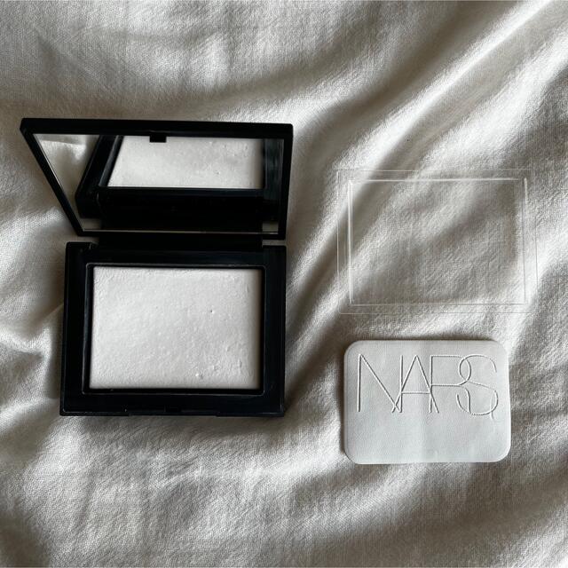 NARS(ナーズ)の【NARS】ライトリフレクティングセッティングパウダー プレスト N 10g コスメ/美容のベースメイク/化粧品(フェイスパウダー)の商品写真