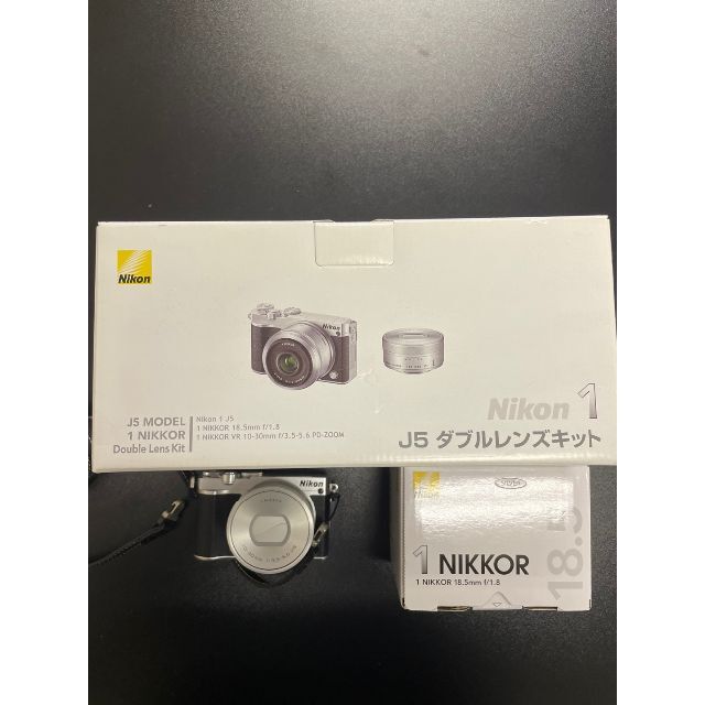 Nikon(ニコン)のNikon Nikon 1 J5 ダブルレンズキット シルバー スマホ/家電/カメラのカメラ(ミラーレス一眼)の商品写真