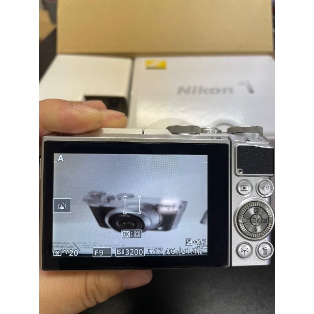 Nikon(ニコン)のNikon Nikon 1 J5 ダブルレンズキット シルバー スマホ/家電/カメラのカメラ(ミラーレス一眼)の商品写真