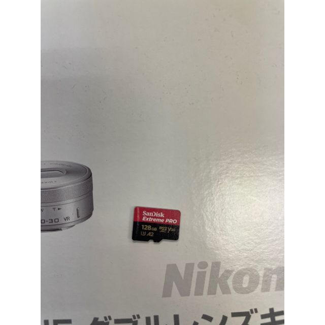 Nikon(ニコン)のNikon Nikon 1 J5 ダブルレンズキット シルバー スマホ/家電/カメラのカメラ(ミラーレス一眼)の商品写真