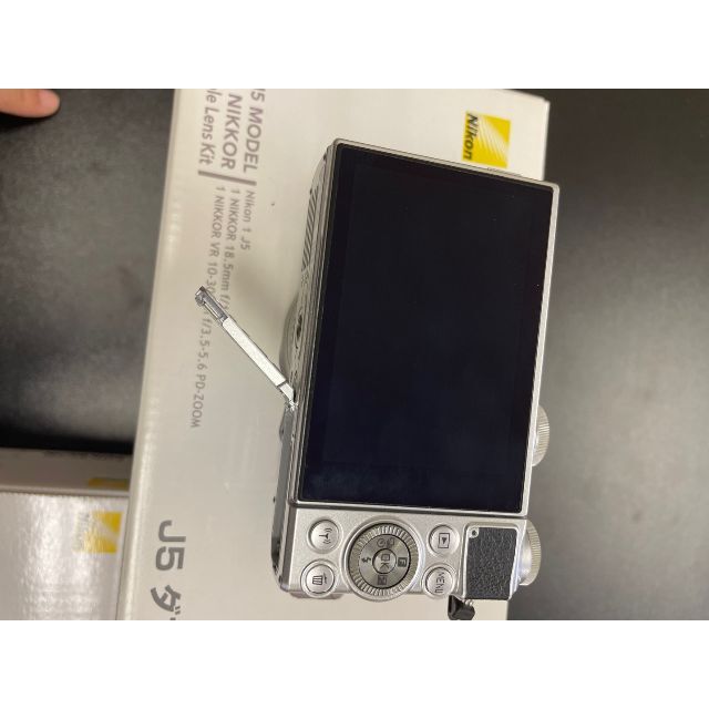 Nikon(ニコン)のNikon Nikon 1 J5 ダブルレンズキット シルバー スマホ/家電/カメラのカメラ(ミラーレス一眼)の商品写真