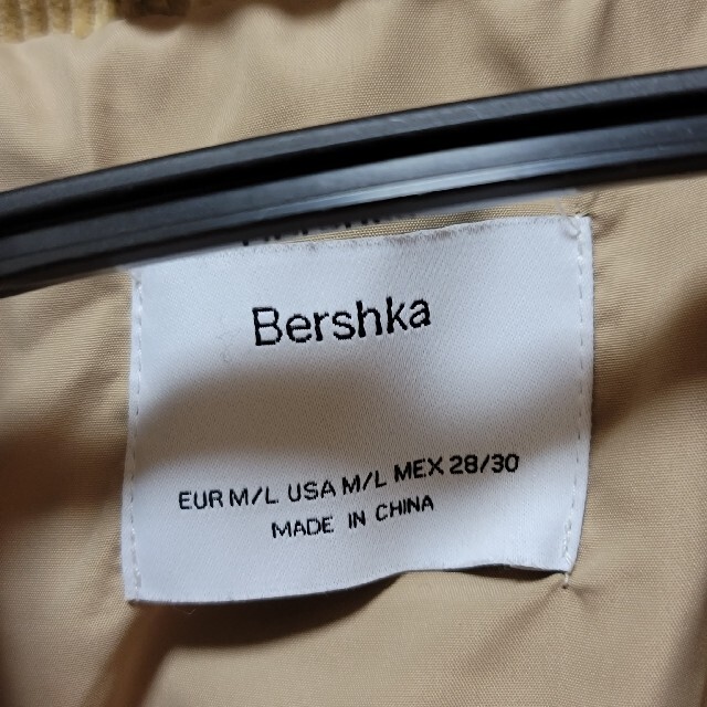 Bershka(ベルシュカ)のBershka コーデュロイジャケット 中綿 防寒 ユニセックス 男女兼用 メンズのジャケット/アウター(ダウンジャケット)の商品写真