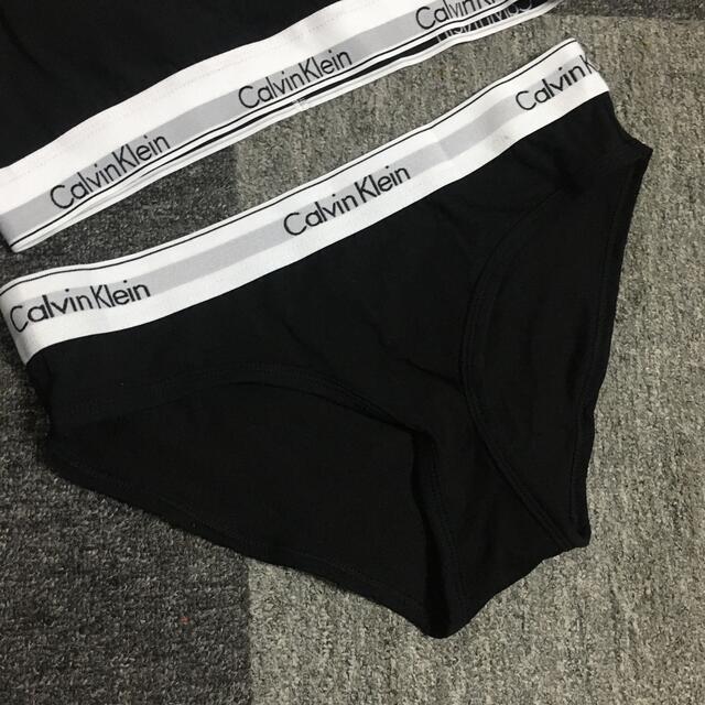 ck Calvin Klein(シーケーカルバンクライン)のカルバンクライン　レディース　上下セット　スポブラ&ショーツ　黒　下着　Mサイズ レディースの下着/アンダーウェア(ブラ&ショーツセット)の商品写真