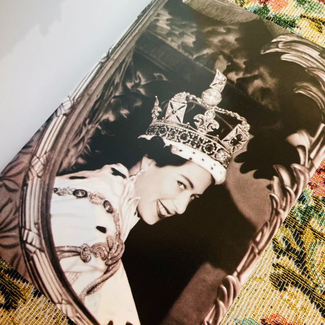 新品　ポストカード集　エリザベス女王　イギリス王室　クイーン　プラチナジュビリー エンタメ/ホビーの本(洋書)の商品写真