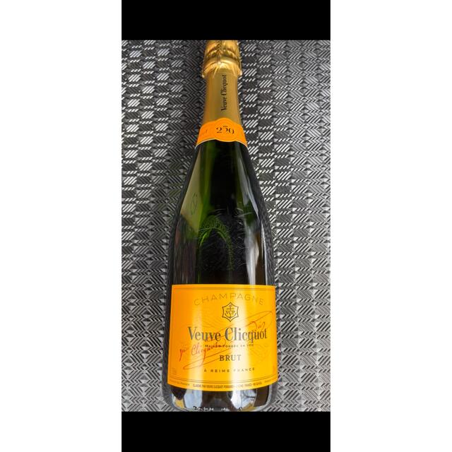 ヴーヴ・クリコ イエローラベル  750ml 食品/飲料/酒の酒(シャンパン/スパークリングワイン)の商品写真