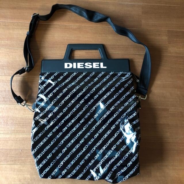 DIESEL(ディーゼル)のDIESEL ロゴプリントトートバッグ メンズのバッグ(トートバッグ)の商品写真