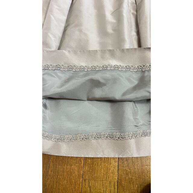 FOXEY(フォクシー)のフォクシー スカート 膝丈 ベルフラワー シルク 光沢 ロゴ プレート ベージュ レディースのスカート(ひざ丈スカート)の商品写真