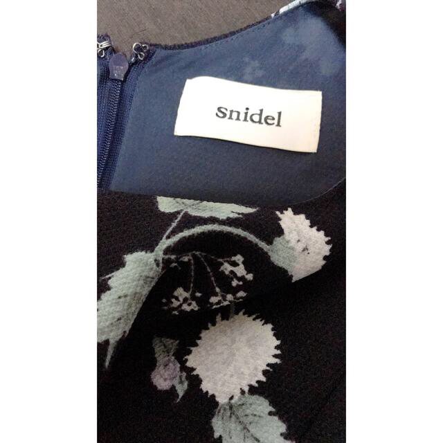 SNIDEL(スナイデル)のネイビー　花柄　ワンピース レディースのワンピース(ミニワンピース)の商品写真