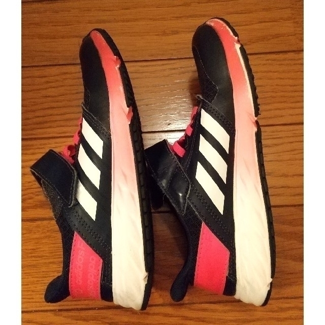 adidas(アディダス)のキッズ スニーカー アディダス 21.5cm キッズ/ベビー/マタニティのキッズ靴/シューズ(15cm~)(スニーカー)の商品写真