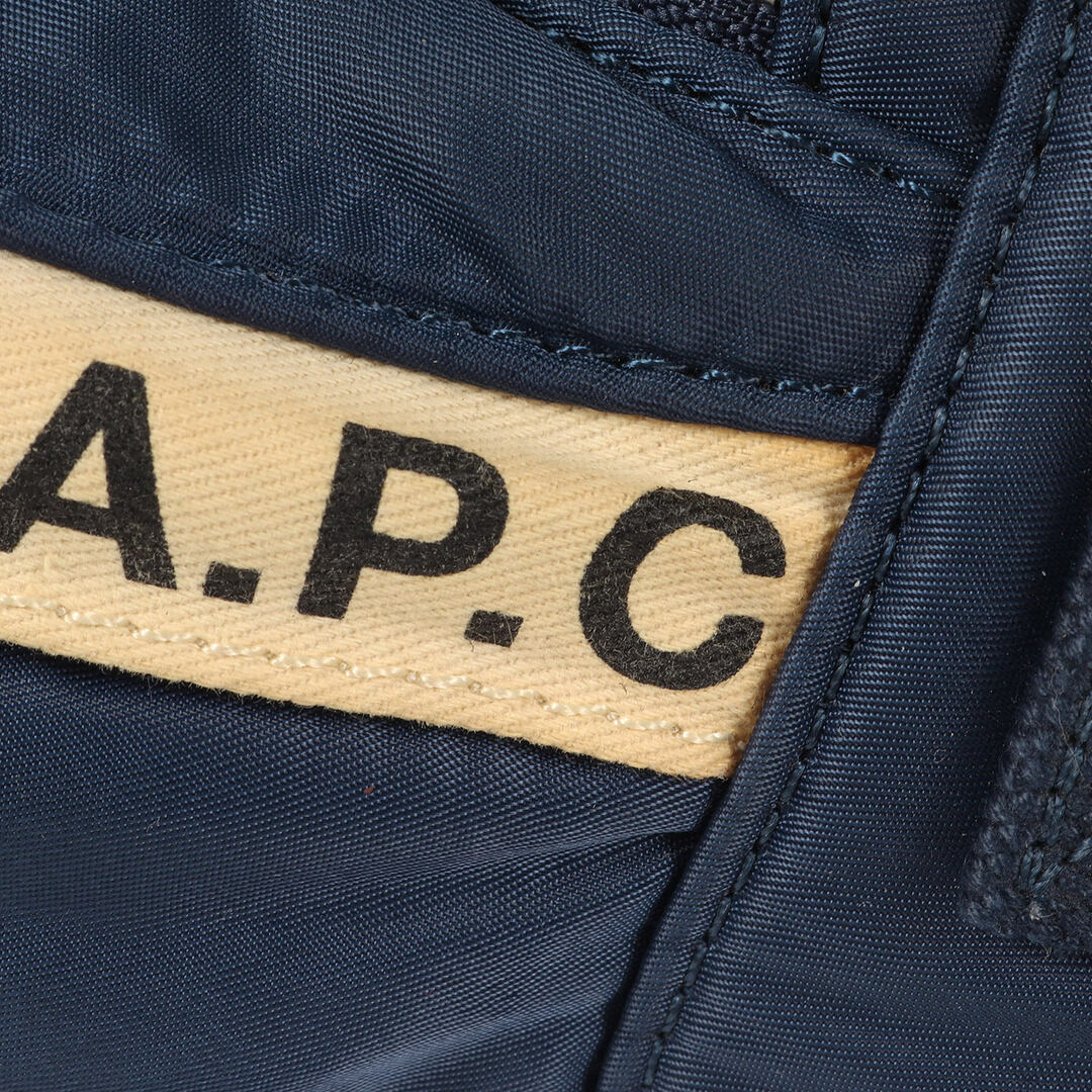 A.P.C(アーペーセー)のA.P.C. アーペーセー ブランド ネーム ロゴ ナイロン ボディ バッグ / ウエスト ポーチ  ヒップ 18AW ネイビー 紺 カバン 【メンズ】【中古】 メンズのバッグ(ウエストポーチ)の商品写真