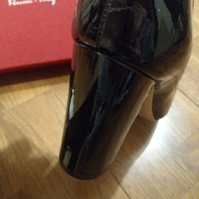 サルヴァトーレフェラガモ  パンプス エナメル 黒 レディースの靴/シューズ(ハイヒール/パンプス)の商品写真