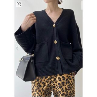 アパルトモンドゥーズィエムクラス(L'Appartement DEUXIEME CLASSE)の新品L'Appartement GOLD BUTTON V/N CARDIGAN(カーディガン)