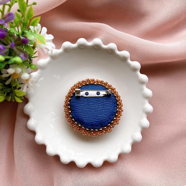 ブローチ ビーズ刺繍⌘ラメオレンジ ハンドメイドのアクセサリー(コサージュ/ブローチ)の商品写真