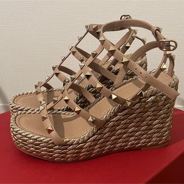 VALENTINO(ヴァレンティノ)の【人気】VALENTINO ロックスタッズ ストラップ ウェッジ サンダル レディースの靴/シューズ(サンダル)の商品写真