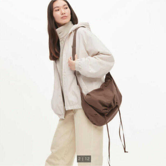 UNIQLO(ユニクロ)のナチュラル　ドローストリングショルダーバック 新品未使用　UNIQLO U レディースのバッグ(ショルダーバッグ)の商品写真