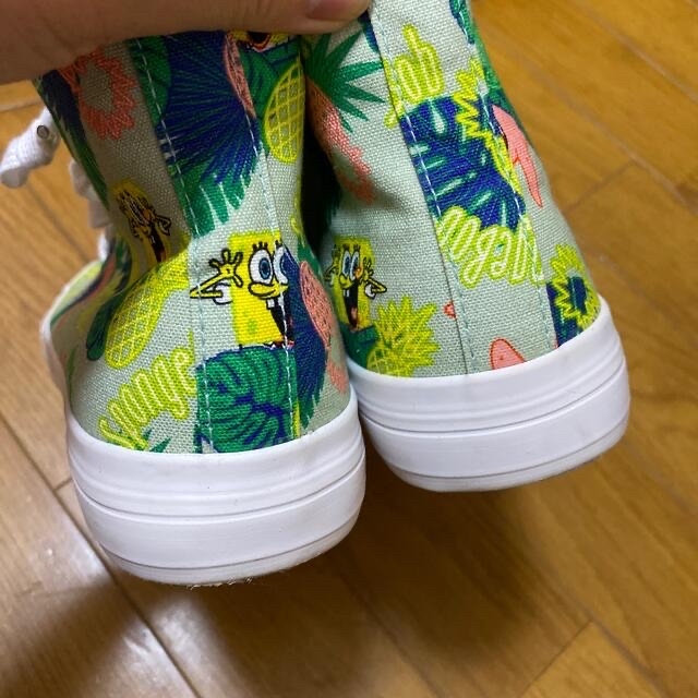 H&M - しゃむ様専用 スポンジボブのスニーカーの通販 by H&M - しゃむ様専用 スポンジボブのスニーカーの通販 by