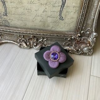 スワロフスキー(SWAROVSKI)のぷっくり艶めくお花の刺繍ブローチ or ポニーフック　クラシカルパープル　くすみ(コサージュ/ブローチ)