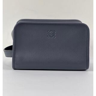 ロエベ(LOEWE)のロエベ アナグラム レザーセカンドバッグ メンズクラッチバッグ グレー (セカンドバッグ/クラッチバッグ)