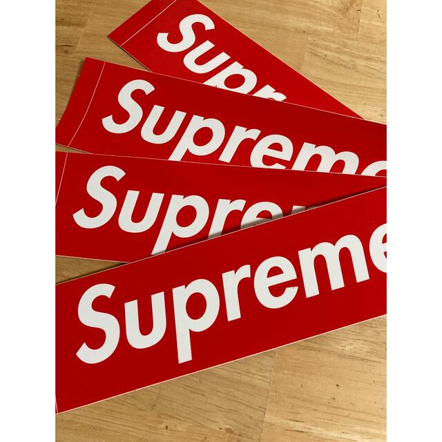 Supreme(シュプリーム)のsupremeステッカー☆4枚 ハンドメイドの文具/ステーショナリー(しおり/ステッカー)の商品写真