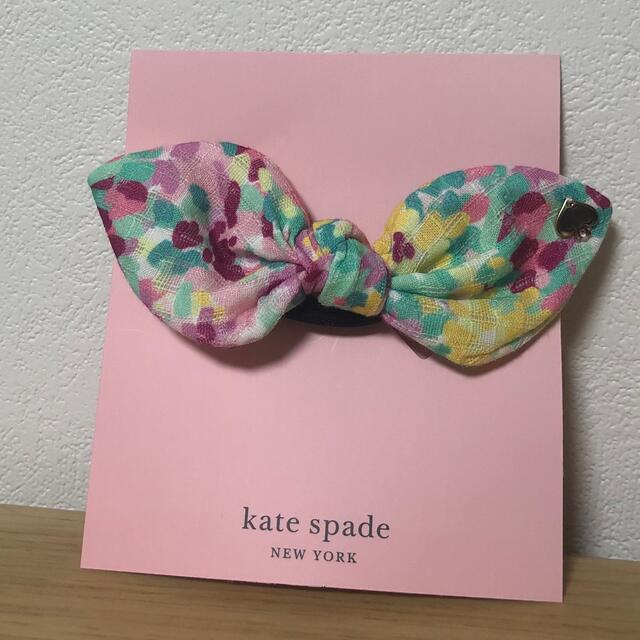 kate spade new york(ケイトスペードニューヨーク)の【新品・未使用】kate spade ヘアゴム 花柄リボン キッズ/ベビー/マタニティのこども用ファッション小物(その他)の商品写真