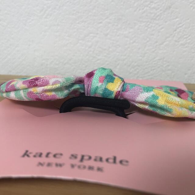 kate spade new york(ケイトスペードニューヨーク)の【新品・未使用】kate spade ヘアゴム 花柄リボン キッズ/ベビー/マタニティのこども用ファッション小物(その他)の商品写真