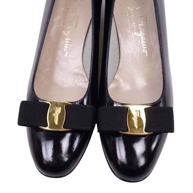 Salvatore Ferragamo(サルヴァトーレフェラガモ)のサルヴァトーレ フェラガモ パンプス ヴァラ レザー ヒール 7C ブラック レディースの靴/シューズ(ハイヒール/パンプス)の商品写真