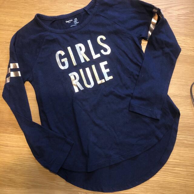 GAP Kids(ギャップキッズ)のgap kidsメタリックロゴカットソー　ネイビー110 キッズ/ベビー/マタニティのキッズ服女の子用(90cm~)(Tシャツ/カットソー)の商品写真