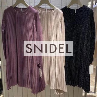 スナイデル(SNIDEL)のSNIDEL サテンプリーツドットワンピース　ライトベージュ(ひざ丈ワンピース)